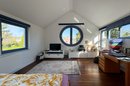 lichtdurchflutetes Zimmer im Dachgeschoss