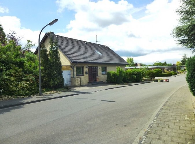 Kleine Dachgeschosswohnung mit Einbauküche und Balkonweitsicht! - Foto 5