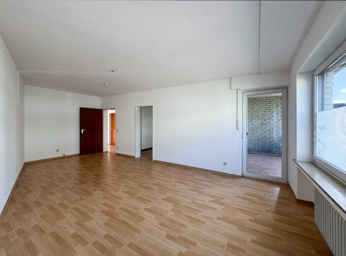 Wohnzimmer mit Zugang zum Balkon