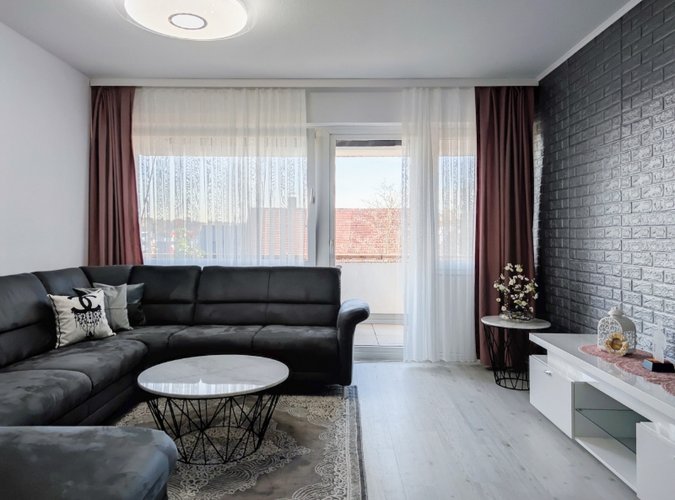 Wohnzimmer mit Zugang zum Balkon