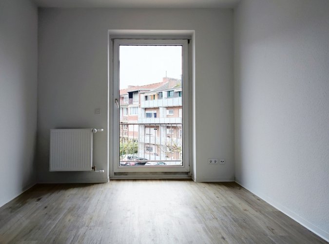 Arbeitszimmer mit Zugang zum Balkon
