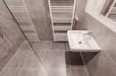 Badezimmer mit bodentiefer Dusche