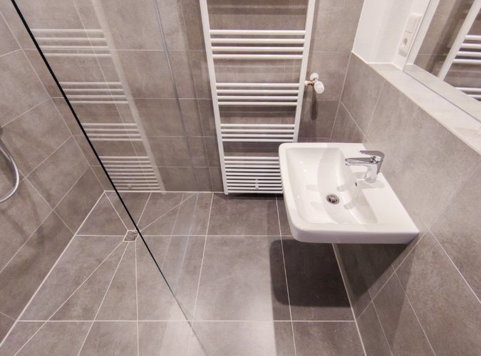 Badezimmer mit bodentiefer Dusche