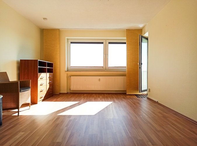 sonniges Wohnzimmer mit Balkon