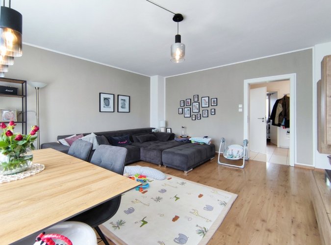 geräumiges Wohnzimmer