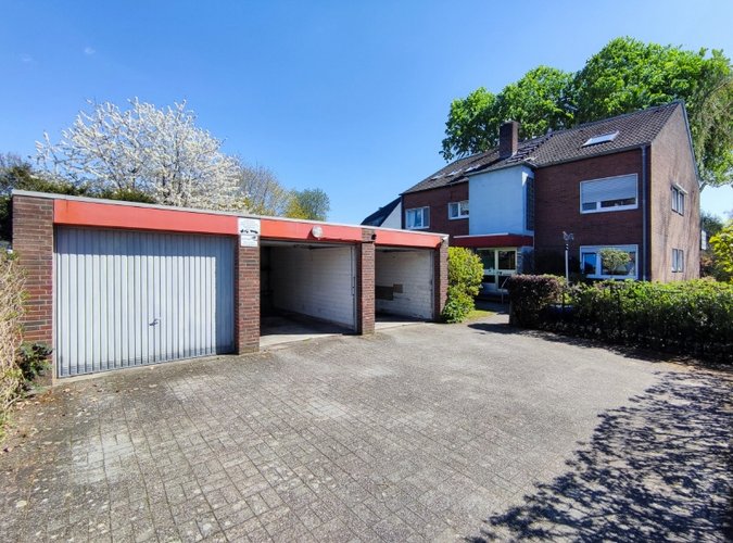 Garage und Wohngebäude