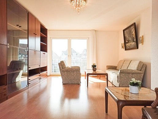 Wohnzimmer mit Blick auf den Balkon