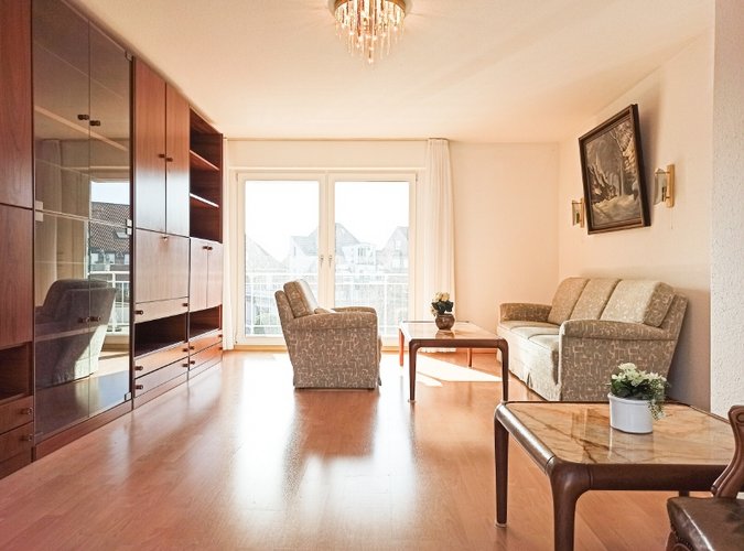 Wohnzimmer mit Blick auf den Balkon