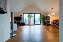 Wohnzimmer mit Blick auf den Balkon