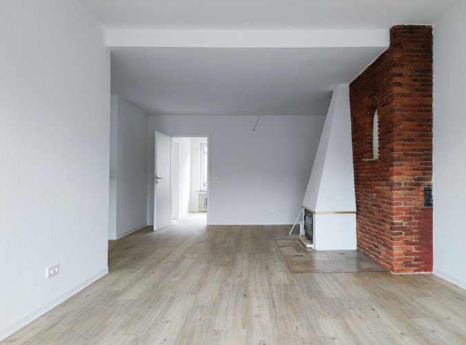 helles Wohnzimmer mit Kamin
