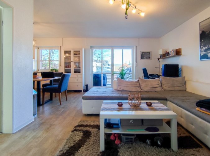 Wohnzimmer mit Zugang zum Balkon
