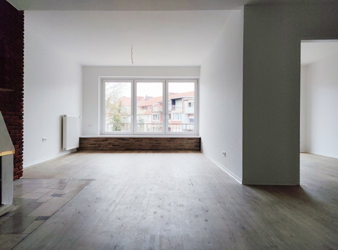 geräumiges Wohnzimmer