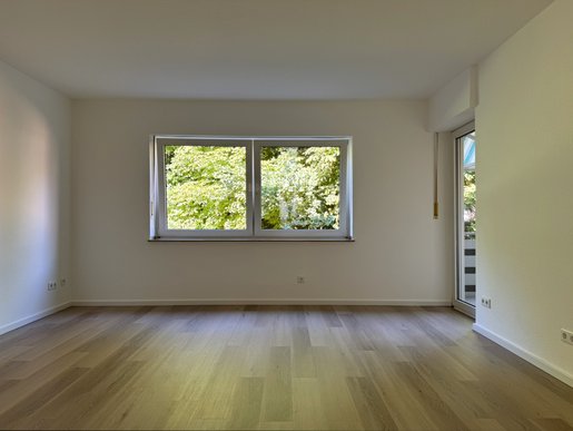 Wohnzimmer mit Balkonzugang