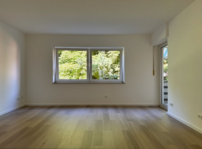Wohnzimmer mit Balkonzugang