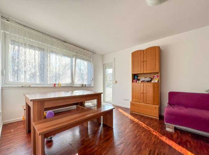 Wohnzimmer mit Zugang zur Loggia