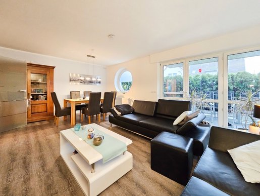 Essecke mit markantem Rundfenster