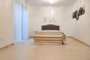 geräumiges Schlafzimmer