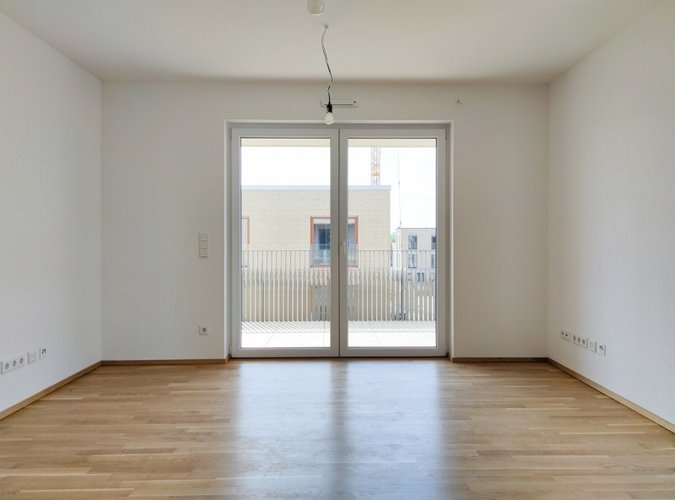 Wohnzimmer mit Zugang zum Balkon
