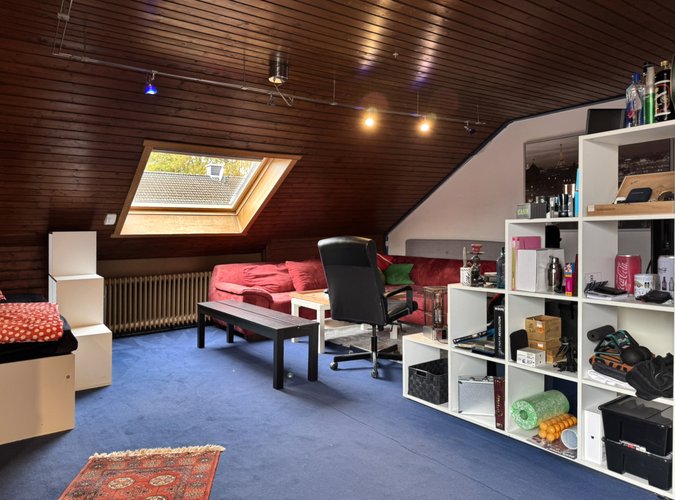 großes Zimmer im Dachgeschoss
