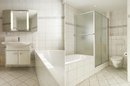 Badezimmer mit Wanne und Dusche