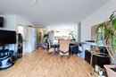 Wohnzimmer mit offener Küche