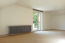 großes Zimmer mit Balkon im Obergeschoss