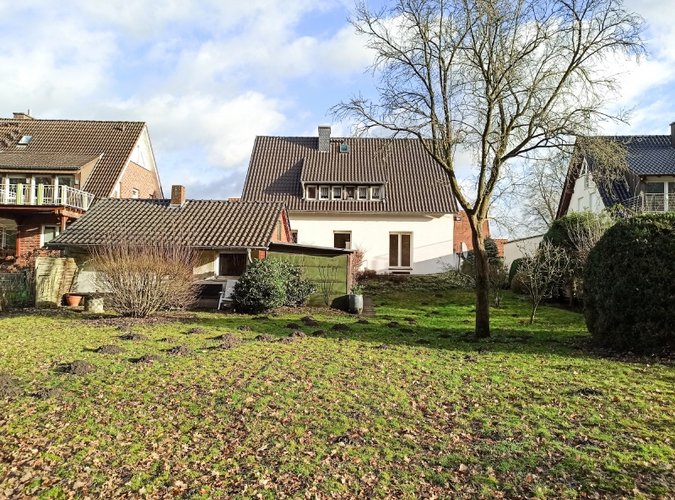 traumhafte Rückansicht mit riesigem Garten