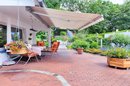 Terrasse der separaten Wohneinheit im Sommer