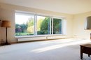 Wohnzimmer mit großer Fensterfront