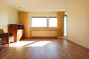 sonniges Wohnzimmer mit Balkon