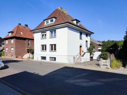 Gebäudefront mit Hoftor Gebäudefront mit Hoftor