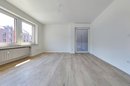 Wohnzimmer mit Zugang zum Balkon