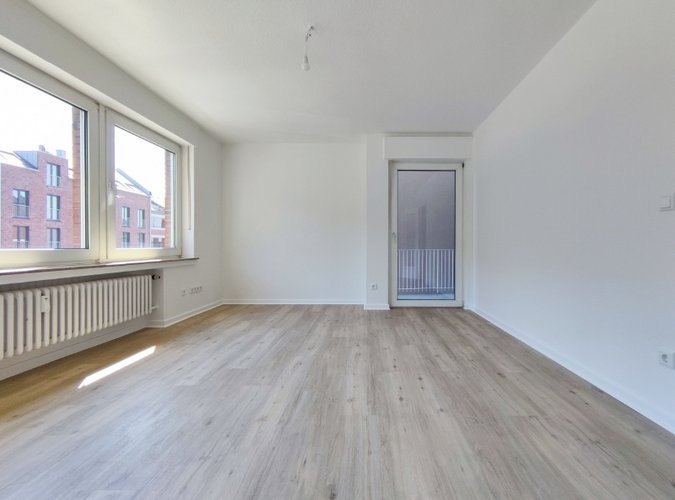 Wohnzimmer mit Zugang zum Balkon