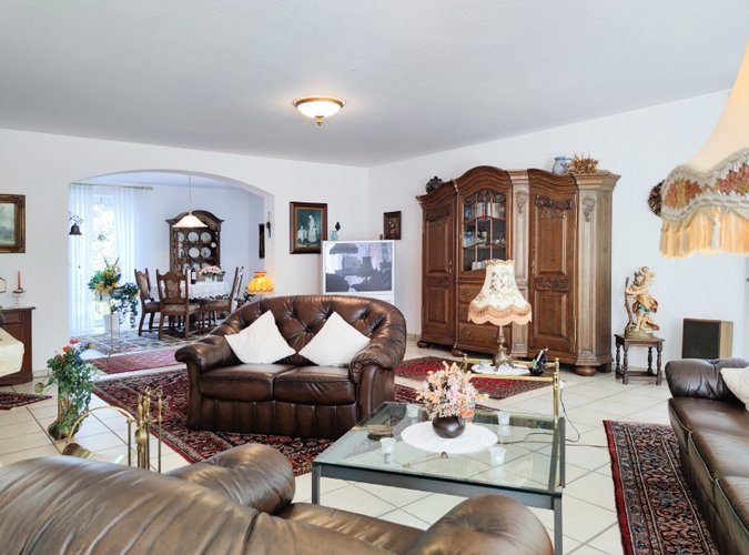 Wohnzimmer & angrenzendes Esszimmer