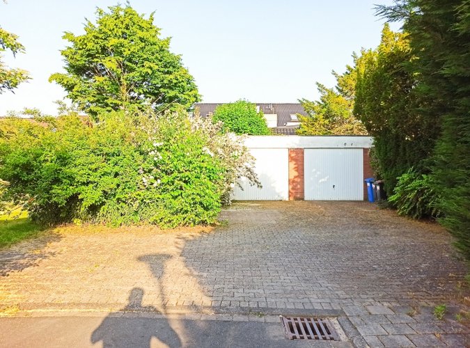 Doppelgarage des Grundstücks