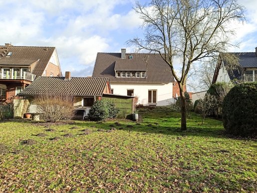 traumhafte Rückansicht mit riesigem Garten
