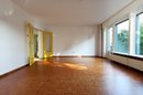 großes Wohnzimmer mit Doppeltür