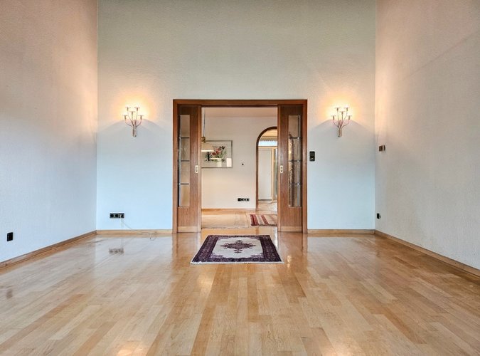 Wohnzimmer mit Blick auf das Esszimmer