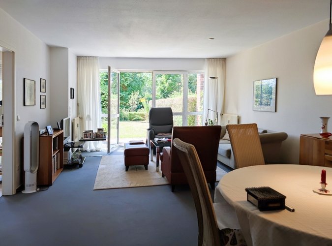 Wohnzimmer mit Zugang zur Terrasse