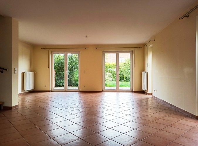 großes Wohnzimmer mit Terrassenzugang