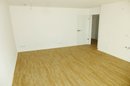 Wohnzimmer mit offener Küche rechts