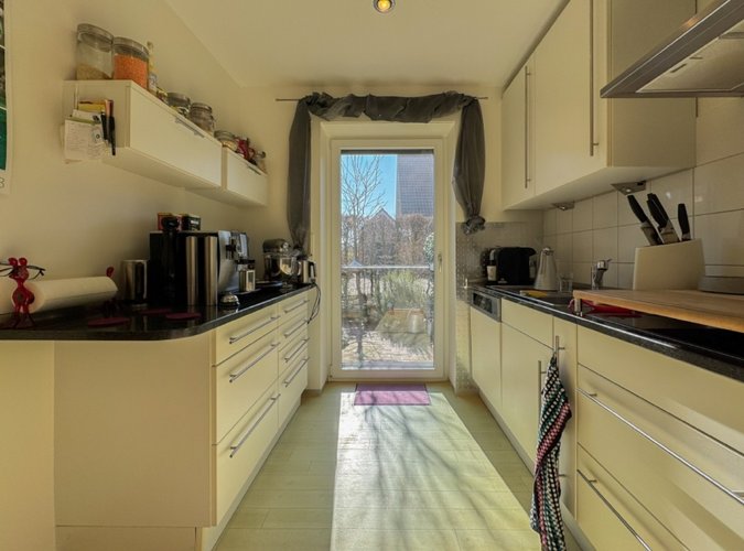 Küche mit Zugang zur Terrasse