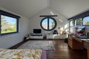 Schlafzimmer mit Bullauge im Dachgeschoss