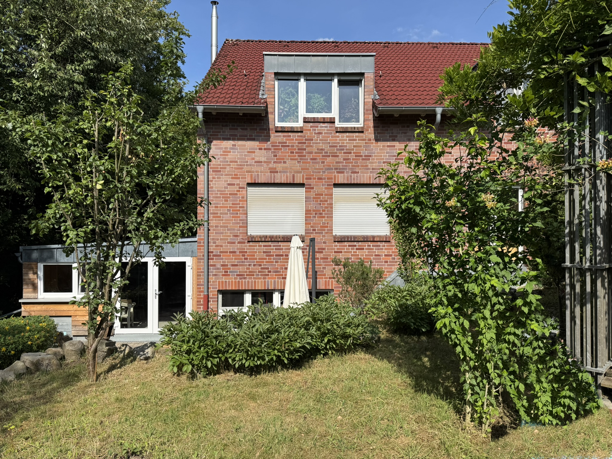 Gebäudefront & Fahrradgarage